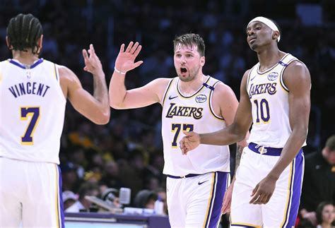 Lakers defeat the Suns for first road win of the season.